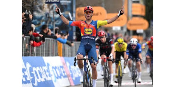 Jonathan Milan sprintet zum Sieg, Vingegaard holt sich den Gesamtsieg